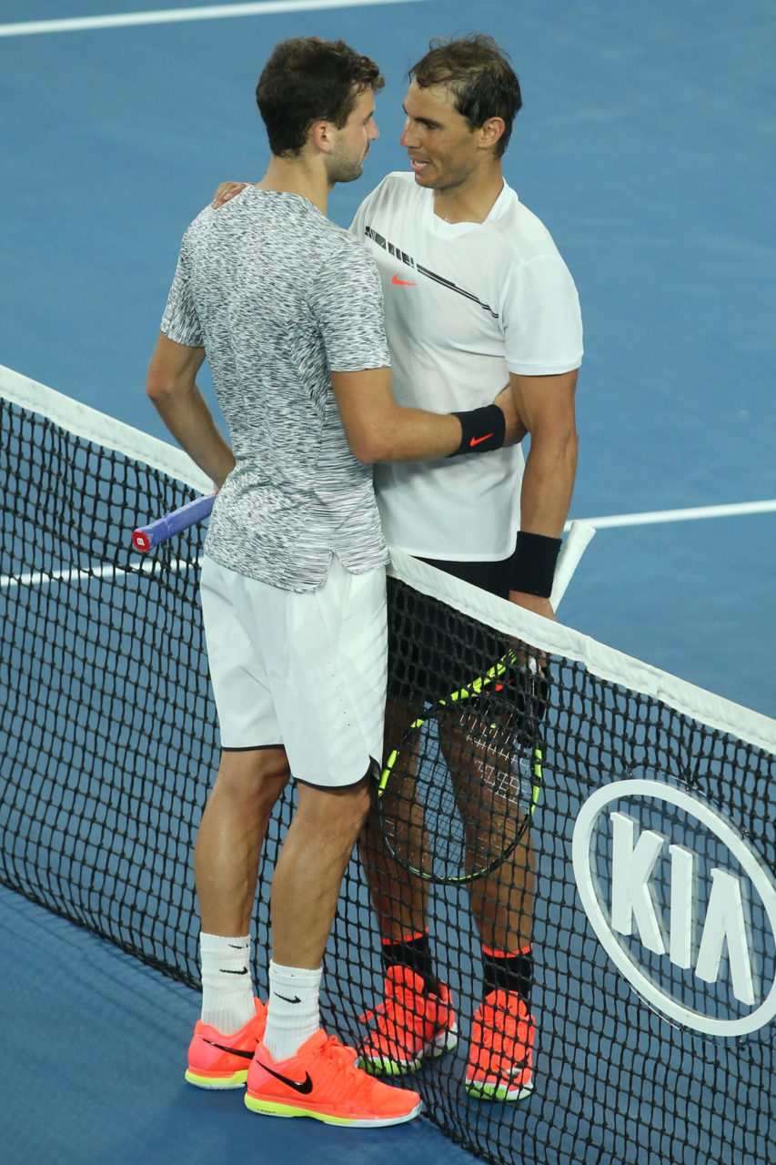 Grigor Dimitrov của Bulgaria (trái) chúc mừng Rafael Nadal của Tây Ban Nha sau trận bán kết giải Australian Open 2017 diễn ra tại Melbourne Park, Melbourne, Australia ngày 27 Tháng Giêng, 2017. (Hình: Getty Images)