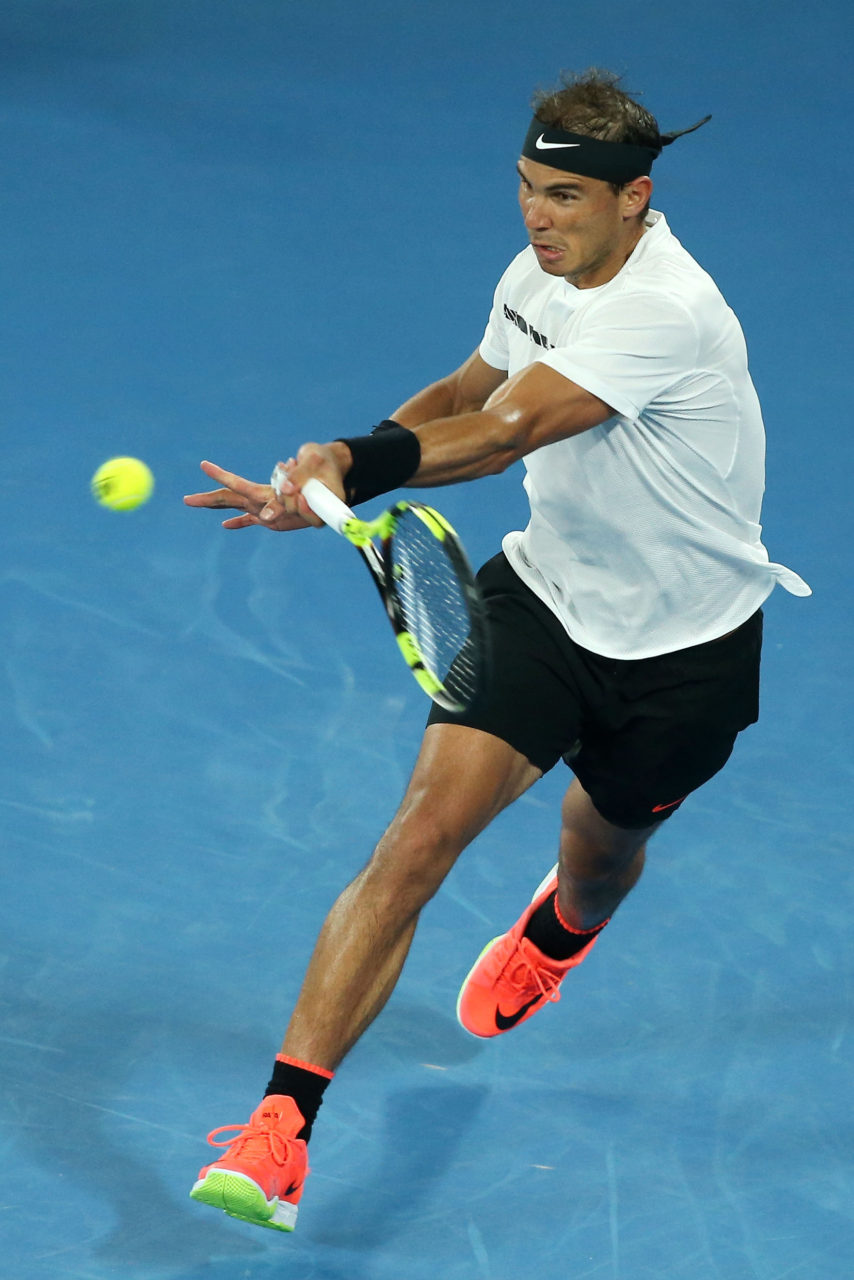 Rafael Nadal của Tây Ban Nha đánh trả banh trong trận bán kết giải Grand Slam đầu tiên trong năm 2017, Australian Open, gặp Grigor Dimitrov diễn ra tại Melbourne Park, Melbourne, Australia ngày 27 Tháng Giêng, 2017. (Hình: Getty Images)