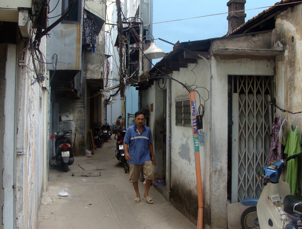 Ngôi nhà (bên phải) của ông Huỳnh Quang Trung trên đường Nguyễn Thị Minh Khai. (Hình: Bình Lâm/Người Việt)