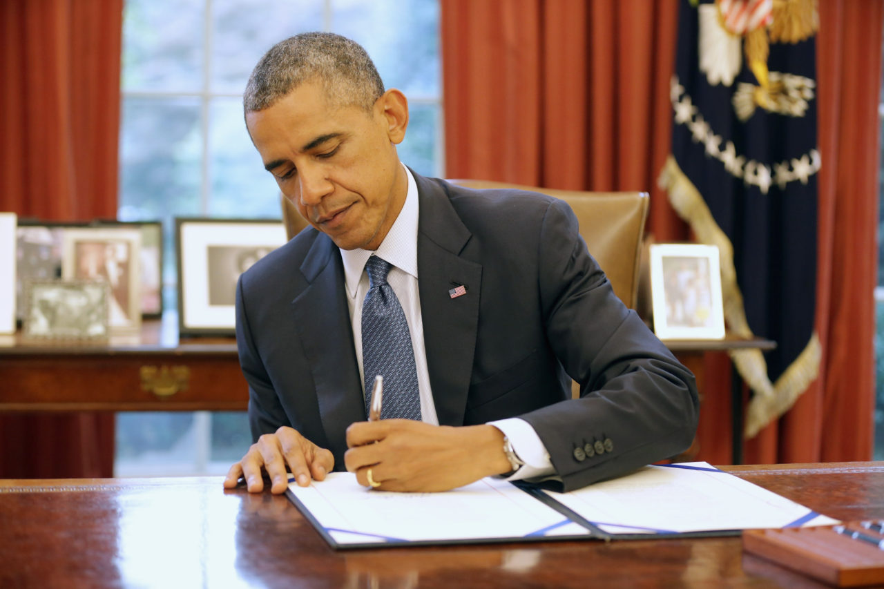 Tổng Thống Barack Obama ký ban hành một đạo luật. (Hình: Chip Somodevilla/Getty Images)