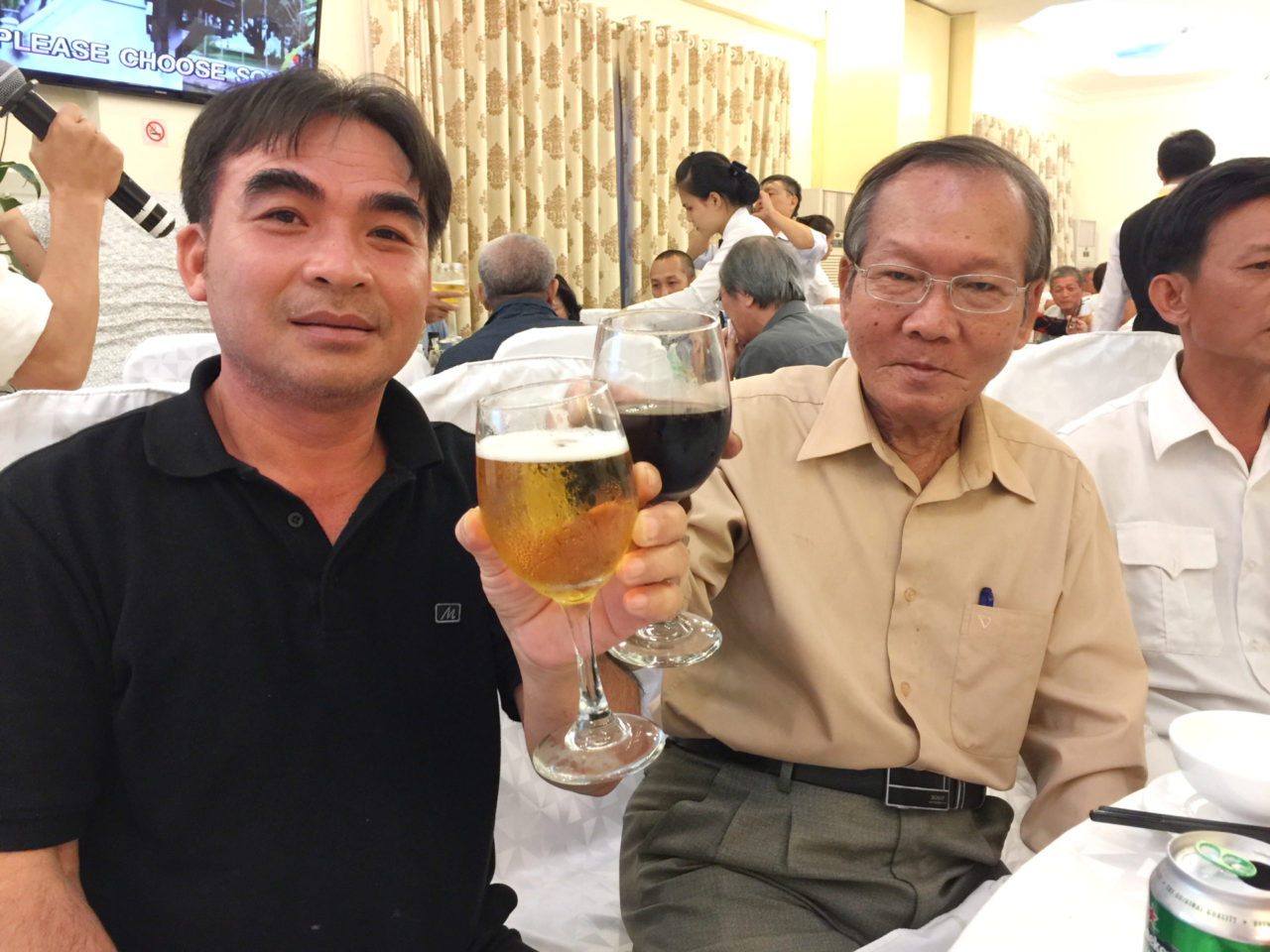 Ông Lê Văn Thanh, Hải Quân VNCH và anh Lê Minh Thoa (bộ đội CSVN) bày tỏ niềm vui trong ngày gặp mặt. (Hình: Nhật Bình/Người Việt)