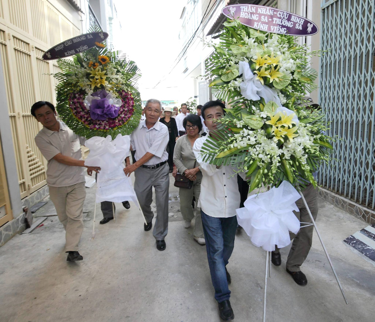 Các cựu binh, thân nhân Hoàng Sa và Gạc Ma cùng Nhịp Cầu Hoàng Sa viếng bà Ngô Thị Kim Thanh, vợ cố Hải Quân Thiếu Tá Nguyễn Thành Trí, hạm phó HQ10. (Hình: FB Osin Huy Ðức)