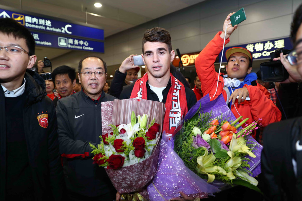 Cầu thủ Brazil, Oscar (giữa) được tiếp đón nồng nhiệt khi đến phi trường Thượng Hải ngày 2 Tháng Giêng, 2017. Tiền vệ 25 tuổi được đội bóng Shanghai SIPG mua về với phí chuyển nhượng lên đến $63 triệu. (Hình: Getty Images)