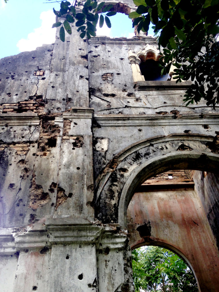 Phế tích nhà thờ ở chân núi Chư Ðăng Ya, một trong các ngôi nhà thờ đầu tiên ở Tây Nguyên còm mang trên mình đầy vết đạn. (Hình: Trần Tiến Dũng/Người Việt)