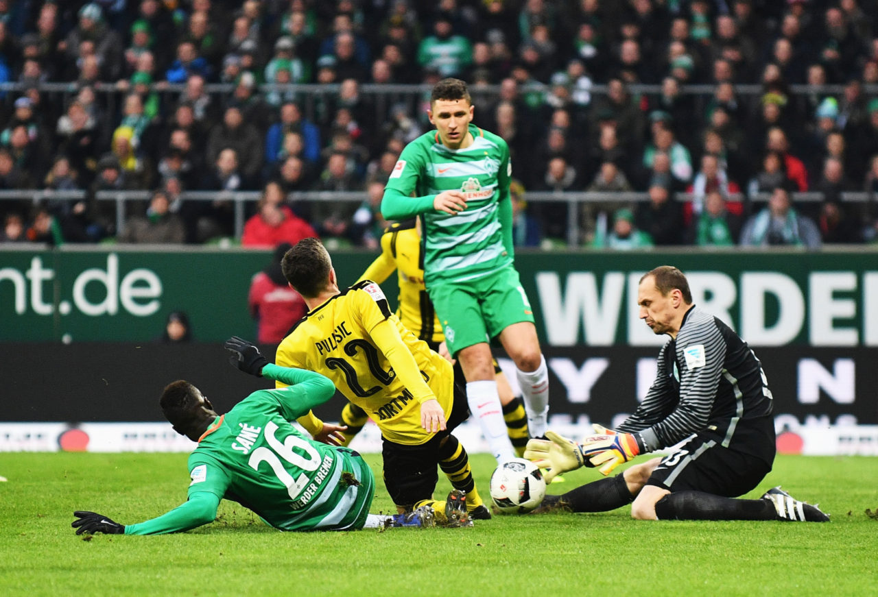 Pulisic trong vòng vây tranh chấp của các cầu thủ Bremen trong trận đấu giải Bundesliga, Ðức giữa Borussia Dortmund và Werder Bremen diễn ra tại Weserstadion, Bremen, Ðức ngày 21 Tháng Giêng, 2017. (Hình: Getty Images)