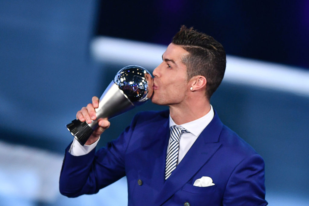 Siêu sao Ronaldo hôn lên trophy giải thưởng The Best FIFA Mens Player of 2016 trong buổi lễ trao giải The Best FIFA Football Award diễn ra vào đêm 9 Tháng Giêng, 2017 tại Zurich, Thụy Sĩ. (Hình: Getty Images)