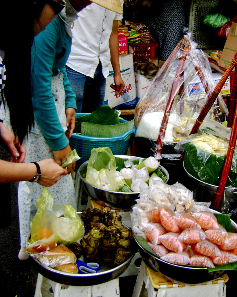 Một gánh xôi-chè ở khu chợ Cũ. (Hình: Văn Lang/Người Việt)