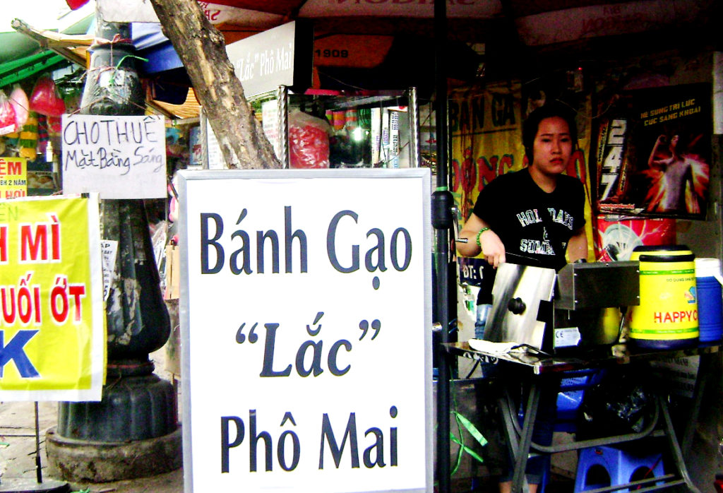 Bánh mì nướng muối ớt và “bánh lắc” đang được ưa thích ở Sài Gòn. (Hình: Văn Lang/Người Việt)