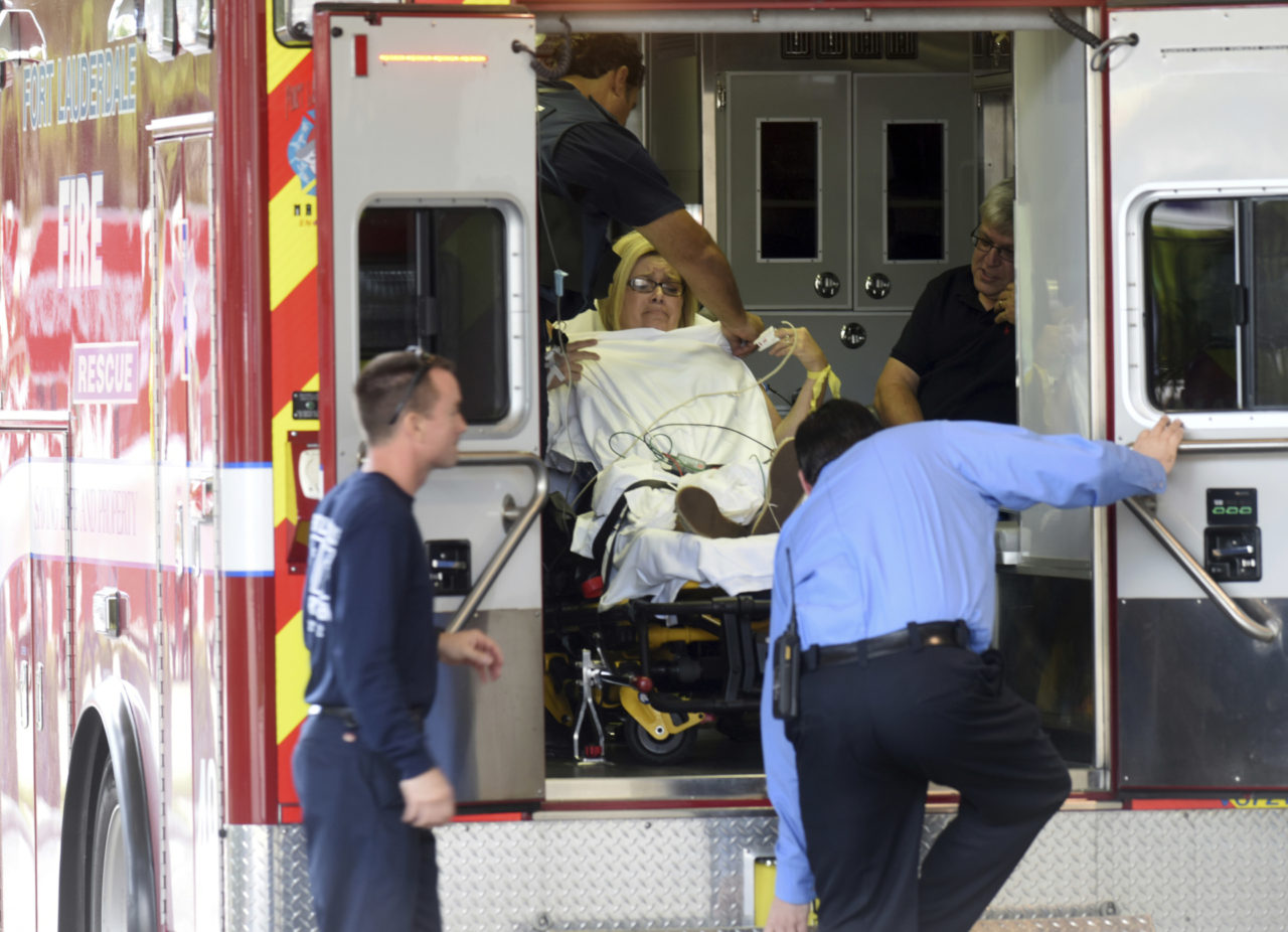 Một người bị thương được chở đi bệnh viện. (Hình: Taimy Alvarez/South Florida Sun-Sentinel via AP)