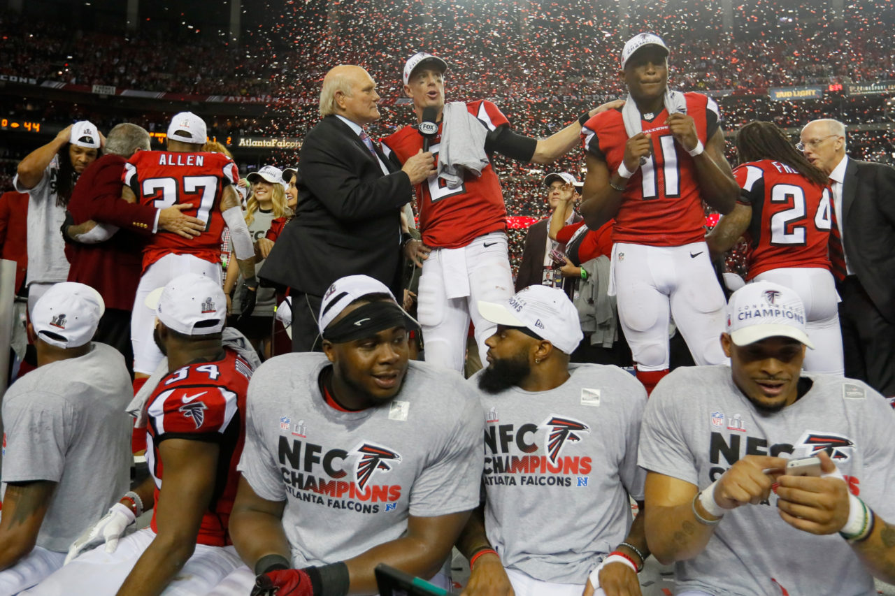 Matt Ryan số 2 và Julio Jones số 11 của Atlanta Falcons trả lời cuộc phỏng vấn sau khi đánh bại đội Green Bay Packers trong trận đấu NFC Championship giữa hai đội Atlanta Falcons và Green Bay Packers diễn ra tại Georgia Dome, Atlanta, Georgia ngày 22 Tháng Giêng, 2017. (Hình: Getty Images)