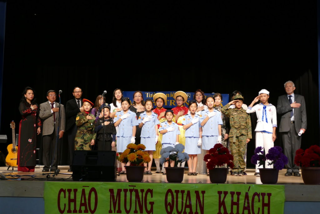 Chào cờ khai mạc. (Hình: Văn Lan/Người Việt)