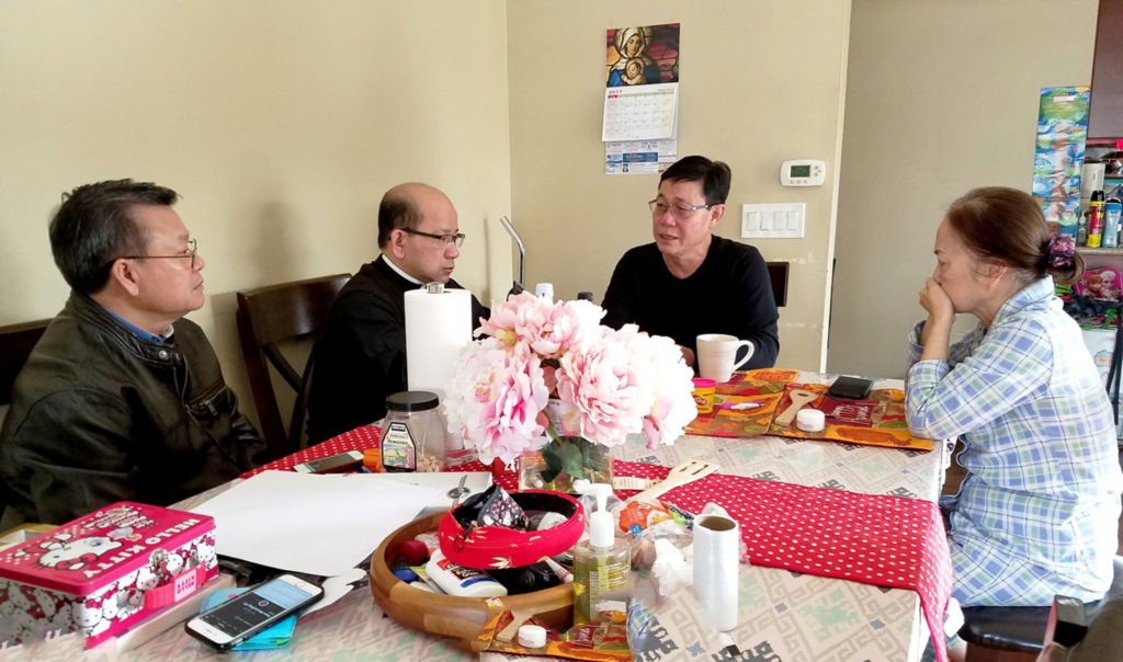 Từ trái, ông Vũ Văn Thọ, Linh Mục Phạm Ngọc Hùng, ông Trương Văn Khanh và vợ. (Hình: Willisam Nguyễn)