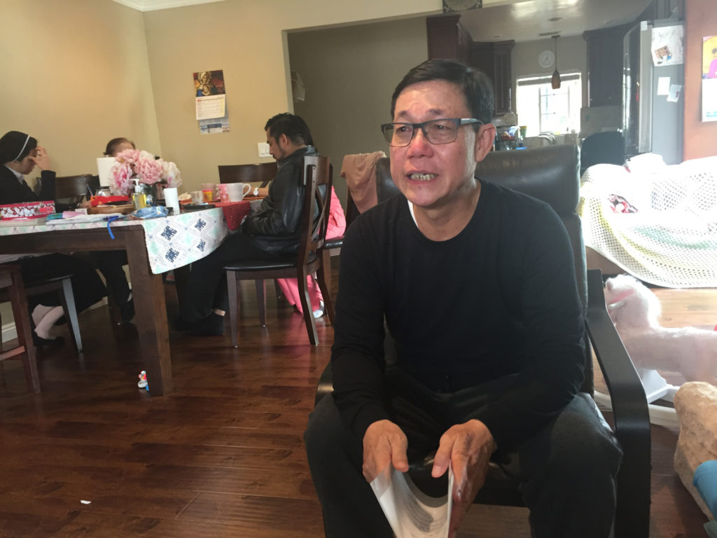 Ông Trương Văn Khanh khóc khi kể về sự ra đi của Linh Mục Trương Văn Khoa. (Hình: Quốc Dũng/Người Việt)