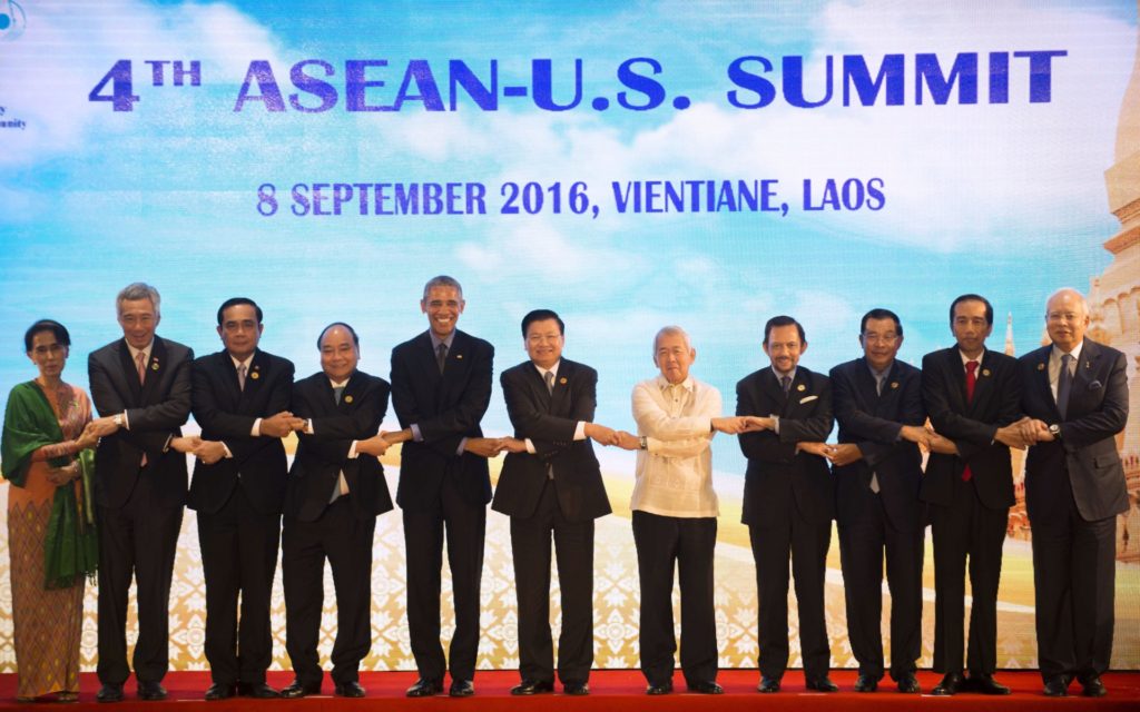 Các nguyên thủ ASEAN cùng tổng thống Hoa Kỳ tại Thượng Đỉnh ASEAN 2016 tại Lào. (Hình: Getty Images)