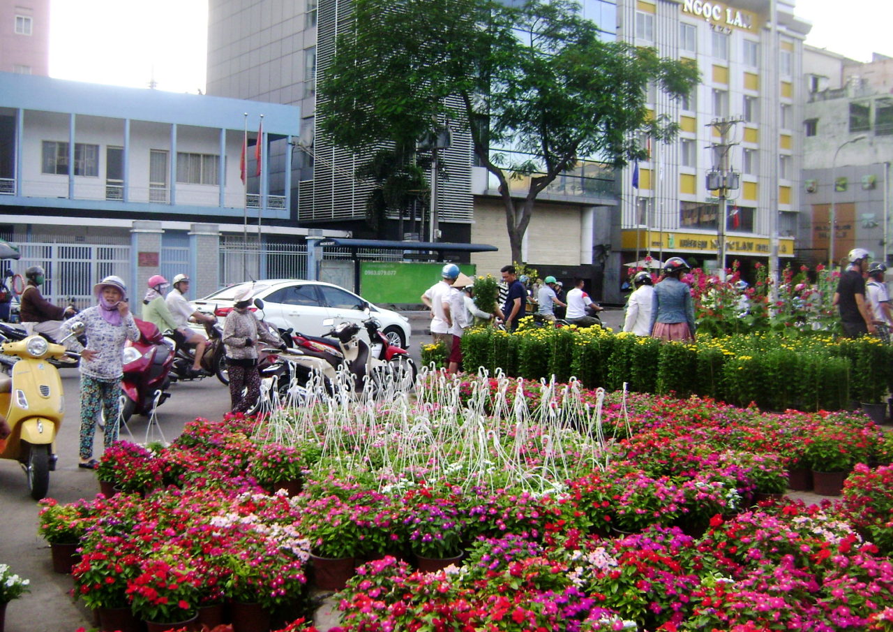 5 giờ chiều Ba Mươi Tết, bông vẫn còn nhiều trên đường Lý Thường Kiệt (Nguyễn Văn Thoại cũ), người mua thì lưa thưa... (Hình: Văn Lang/Người Việt)