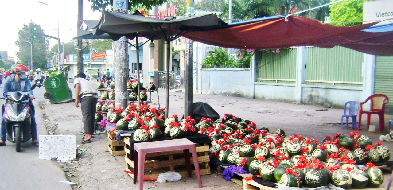 Dưa hấu ế trong chiều Ba Mươi Tết (Hình: Văn Lang/Người Việt)