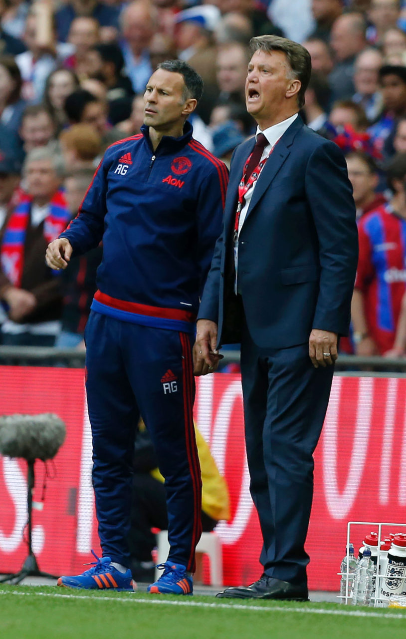 Huấn luyện viên đội Manchester United, ông Louis Van Gaal (phải) và phụ tá huấn luyện viên Ryan Giggs theo dõi trận chung kết giải FA Cup giữa Crystal Palace và Manchester United diễn ra tại Wembley Stadium, London ngày 21 Tháng Năm, 2016. (Hình: Getty Images)