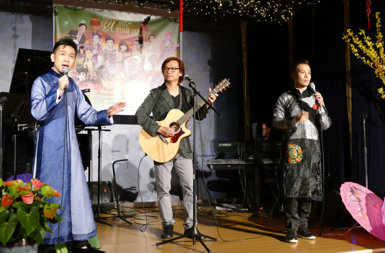 Từ trái, Trọng Huy, Lê Minh Luân, và Phạm Đình Ngọc, trong “Liên Khúc Trần Tiến.” (Hình: Văn Lan/Người Việt)