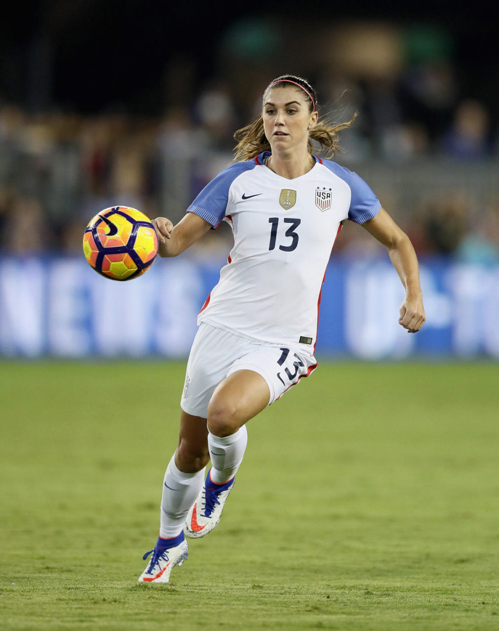 Nữ tiền đạo Alex Morgan số 13 của đội tuyển nữ Hoa Kỳ. (Hình: Getty Images)