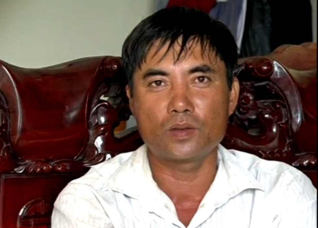 Ông Đoàn Văn Bính, anh trai Đoàn Thị Hương. (Hình chụp qua màn hình video AP)