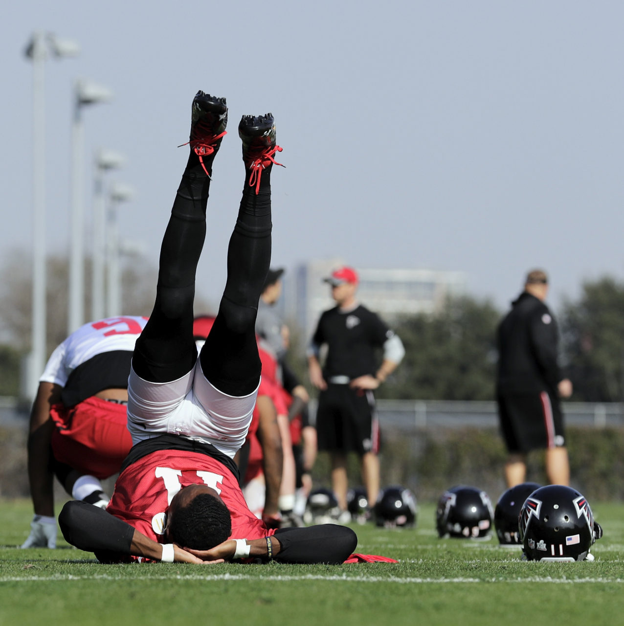 Julio Jones số 11 của Atlanta Falcons giơ chân cao thẳng đứng trước khi bắt đầu buổi tập dượt trong ngày 2 Tháng Hai, 2017 chuẩn bị cho trận Super Bowl LI vào ngày Chủ Nhật, 5 Tháng Hai, 2017. (Hình: Getty Images)