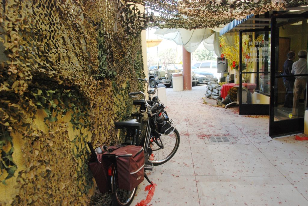 Hai chiếc xe Velo Solex trước cửa viện bảo tàng. (Hình: Nguyên Huy/Người Việt)