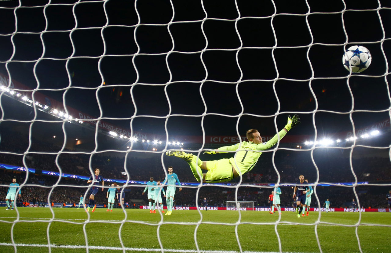Thủ môn Stegen của Barcelona bay người đón đỡ nhưng chỉ hoài công trước cú sút tung lưới của Di Maria nâng tỷ số lên 3-0 cho Paris Saint-Germain trong trận đấu lượt đi vòng 16 UEFA Champions League, giữa hai đội Barcelona và Paris Saint-Germain diễn ra trên sân Parc des Princes, Paris, Pháp ngày 14 Tháng Hai, 2017. (Hình: Getty Images)