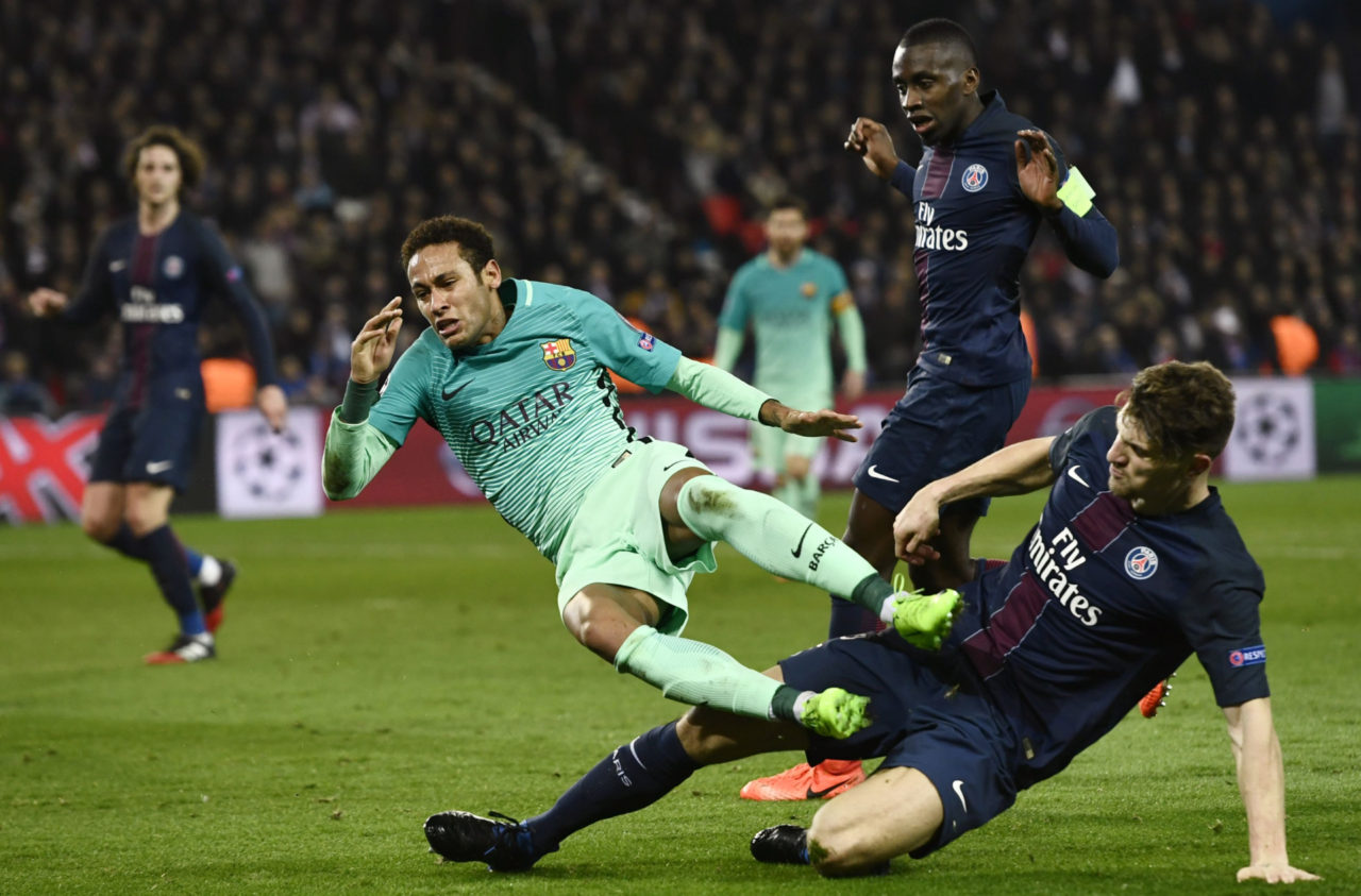 Pha tranh chấp bóng giữa tiền đạo Neymar của Barcelona với hậu vệ Thomas Meunier của PSG trong trận đấu lượt đi vòng 16 UEFA Champions League giữa hai đội Barcelona và Paris Saint-Germain diễn ra trên sân Parc des Princes, Paris, Pháp ngày 14 Tháng Hai, 2017. (Hình: Getty Images)