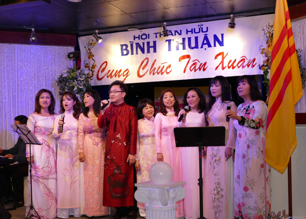 Hợp ca “Ly Rượu Mừng.” (Hình: Văn Lan/Người Việt)