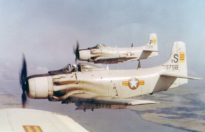 Skyraider xuất kích giữ không phận và yểm trợ quân bạn dưới đất.