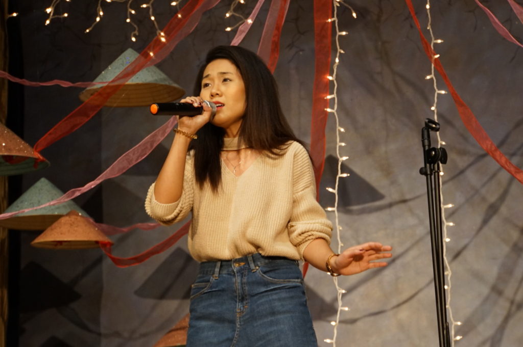 Allyan Nguyễn trình bày ca khúc “Trở Về Đi” của nhạc sĩ Phạm Toàn Thắng. (Hình: Vũ Đình Trọng/Người Việt)