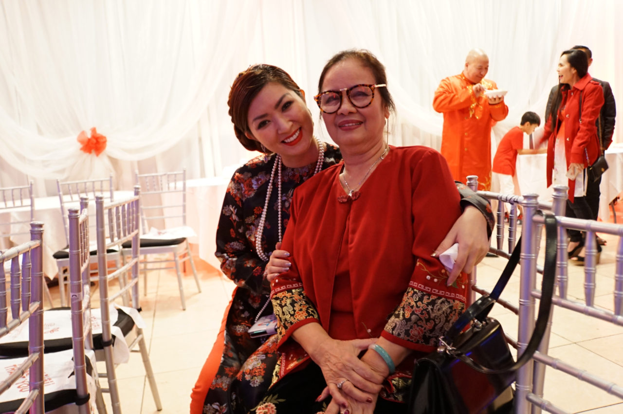 Ca sĩ Nguyễn Hồng Nhung (trái) và nghệ sĩ chèo Thu Nga. (Hình: Vũ Ðình Trọng/Người Việt)