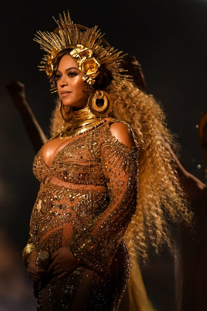 Ca sĩ Beyoncé trong trang phục ánh kim trên sân khấu Grammy 2017. (Hình: Kevork Djansezian/Getty Images)