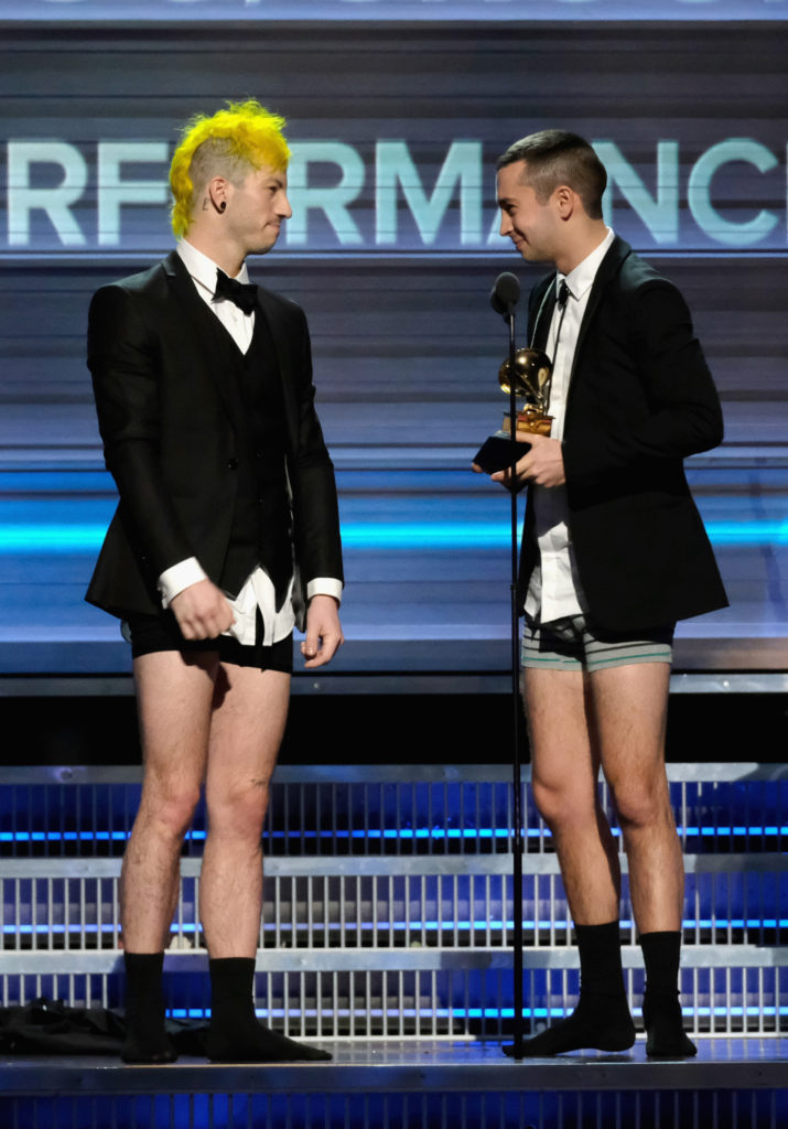 Hai ca sĩ Josh Dun (trái) và Tyler Joseph (nhóm Twenty One Pilots) “khoe” quần lót khi lên nhận giải “Cặp song ca nhạc pop xuất sắc nhất” với bản “Stressed Out.” (Hình: Larry Busacca/Getty Images for NARAS)