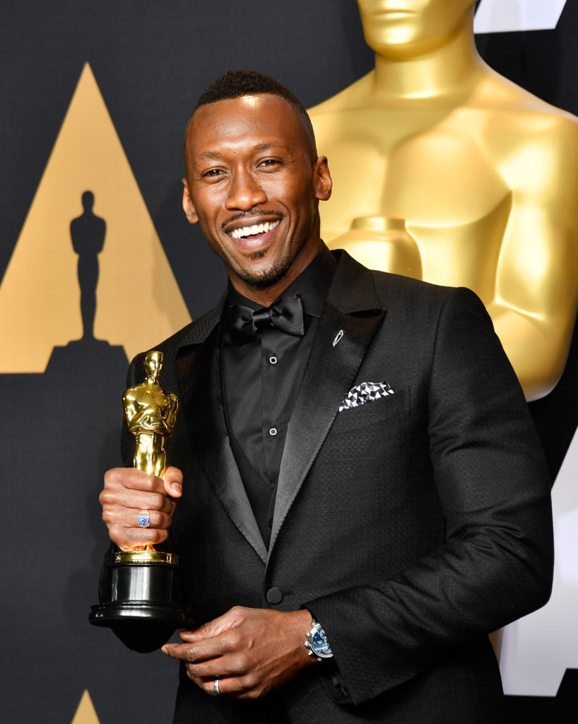 Diễn viên Mahershala Ali nhận giải “Nam diễn viên phụ xuất sắc nhất” trong phim “Moonlight.” (Hình: Frazer Harrison/Getty Images)
