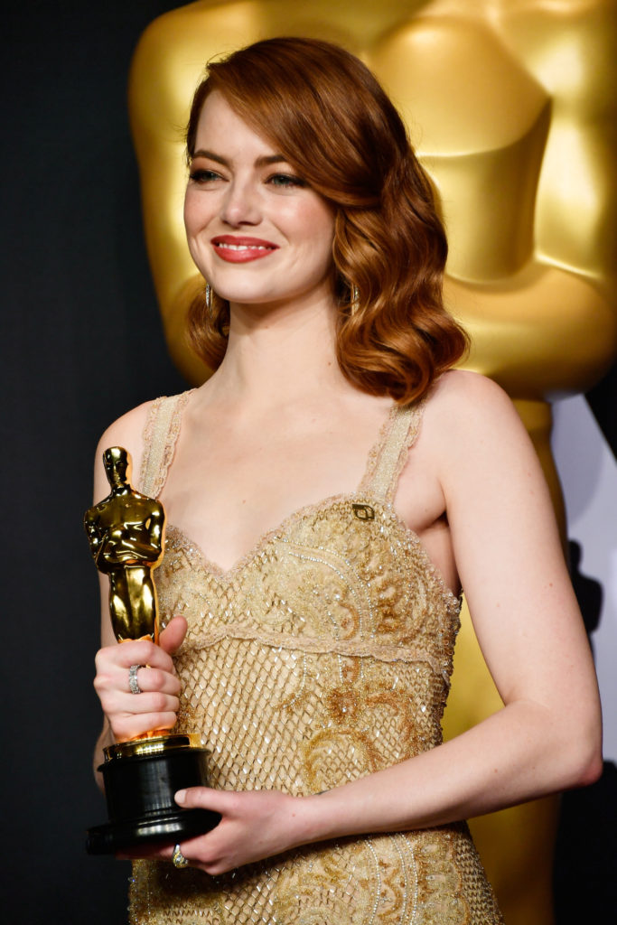 Diễn viên Emma Stone nhận giải “Nữ diễn viên xuất sắc nhất.” (Hình: Kevin Winter/Getty Images)