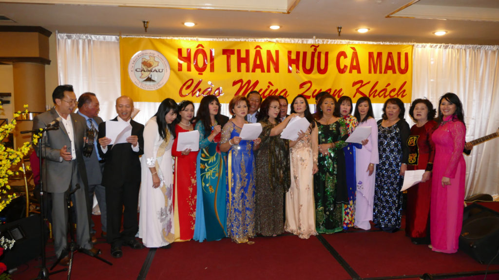 Ban hợp ca Hội Thân Hữu Cà Mau trong nhạc phẩm “Ly Rượu Mừng.” (Hình: Văn Lan/Người Việt)