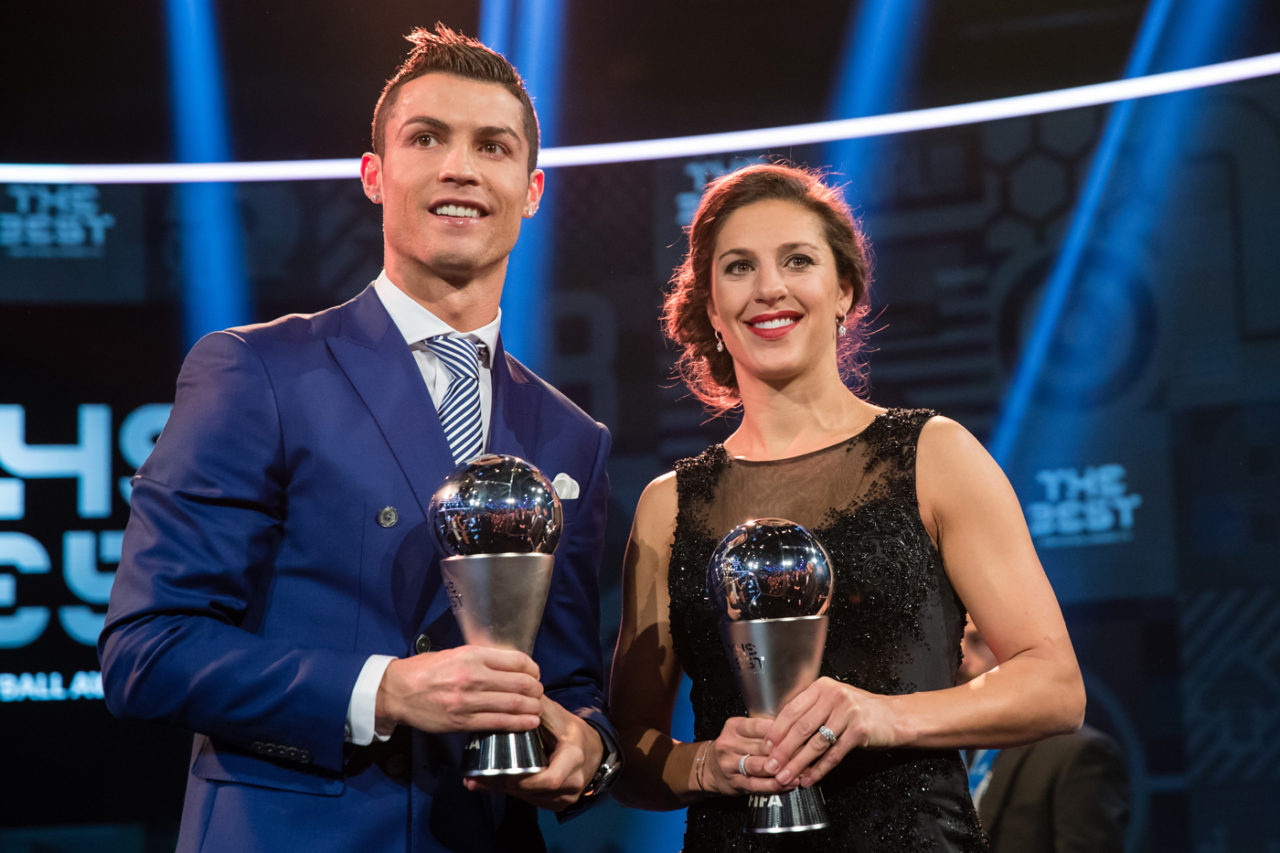 Thủ quân đội tuyển nữ Hoa Kỳ, Carli Lloyd (phải) và tiền đạo Cristiano Ronaldo với giải thưởng nam và nữ cầu thủ xuất sắc nhất năm 2016 trong buổi lễ trao giải thưởng The Best FIFA Football Awards 2016 của Liên Ðoàn Bóng Tròn Thế Giới FIFA diễn ra tại Zurich, Thụy Sĩ ngày 9 Tháng Giêng, 2017. (Hình: Getty Images)