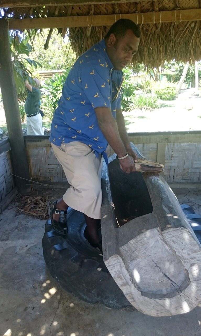 Loại trống làm bằng thân gỗ cây tại Fiji. (Hình: ATNT Tours & Travel)