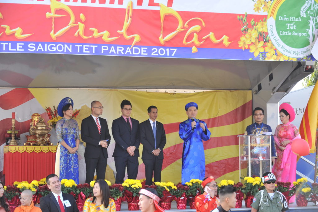 Thị trưởng thành phố Westminster Trí Tạ chúc mừng năm mới và khai mạc lễ diễn hành Tết Đinh Dậu 2017. (Hình: Dân Huỳnh/Người Việt)