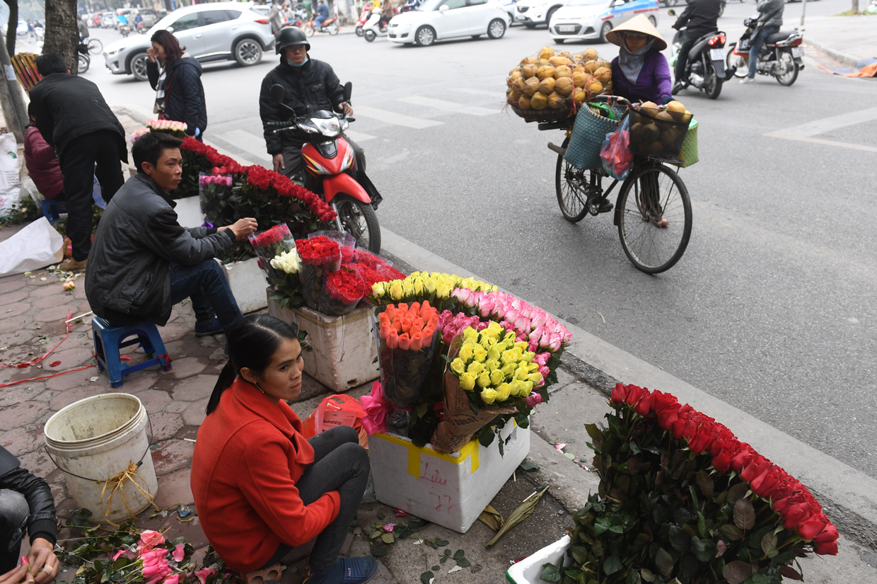 Vendors sell roses for Valentine's Day in Hanoi on February 14, 2017. / AFP / HOANG DINH NAM (Photo credit should read HOANG DINH NAM/AFP/Getty Images)