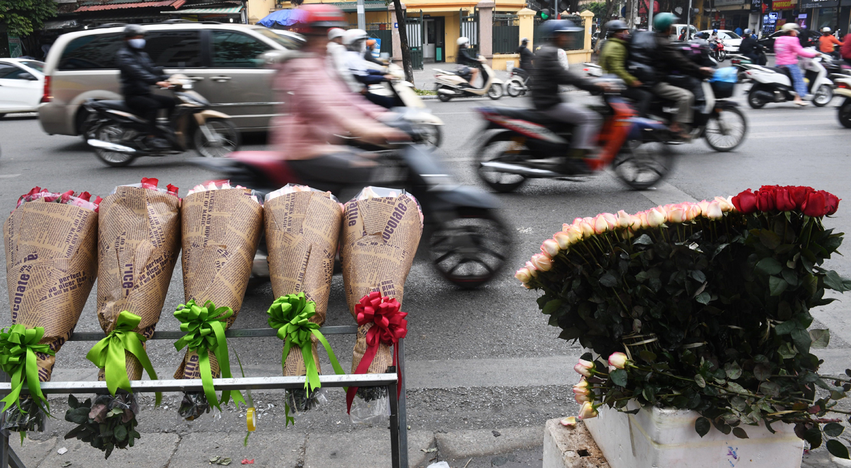 Roses are displayed for sale along a street on Valentine's Day in Hanoi on February 14, 2017. / AFP / HOANG DINH NAM (Photo credit should read HOANG DINH NAM/AFP/Getty Images)