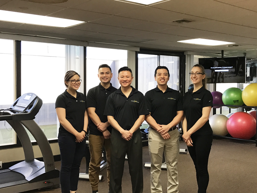 Hai bác sĩ và các nhân viên y tế của trung tâm Movement Systems Physical Therapy.