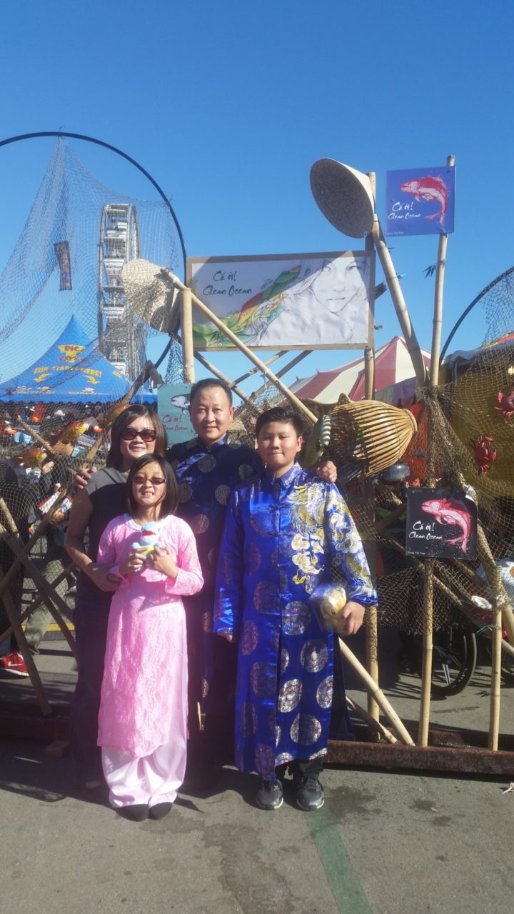 Ông Huey Nguyenhuu và vợ con tại Hội Chợ Tết Sinh Viên 2017. (Hình: Huey Nguyenhuu cung cấp)