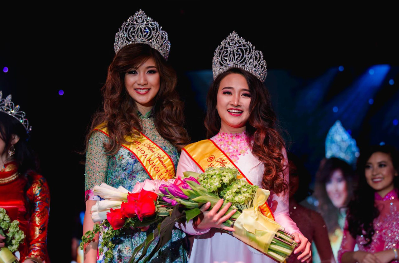 Từ trái: Á Khôi I Katrina Trần Hạ Nhi (UC Irvine), Á Khôi II Tiffany Trần Bảo Khuyên (CSU Long Beach). (Hình: Jennifer Nghiem Visuals/UVSA)