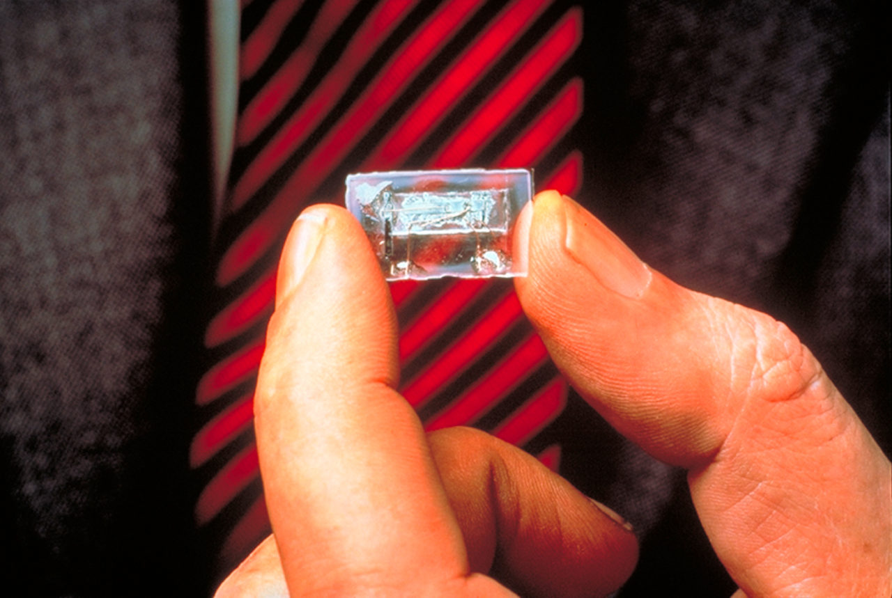Mạch tích hợp đầu tiên. (Hình: Texas Instruments)