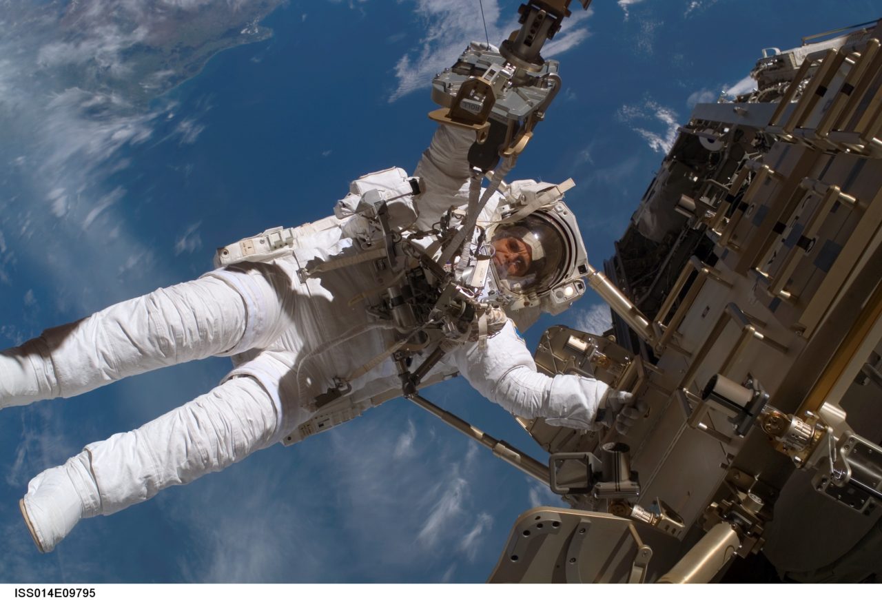 Một phi hành gia ngoài Trạm Không Gian Quốc Tế. (Hình: nasa.gov)