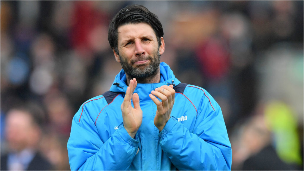 Cowley, huấn luyện viên đội Lincoln City vỗ tay chúc mừng cầu thủ sau khi chứng kiến đội bóng mình đá bại Burnley 1-0 trong trận đấu giải FA Cup giữa hai đội diễn ra trên sân Turf Moor, Burnley, ngày 18 Tháng Hai, 2017. (Hình: Getty Images)