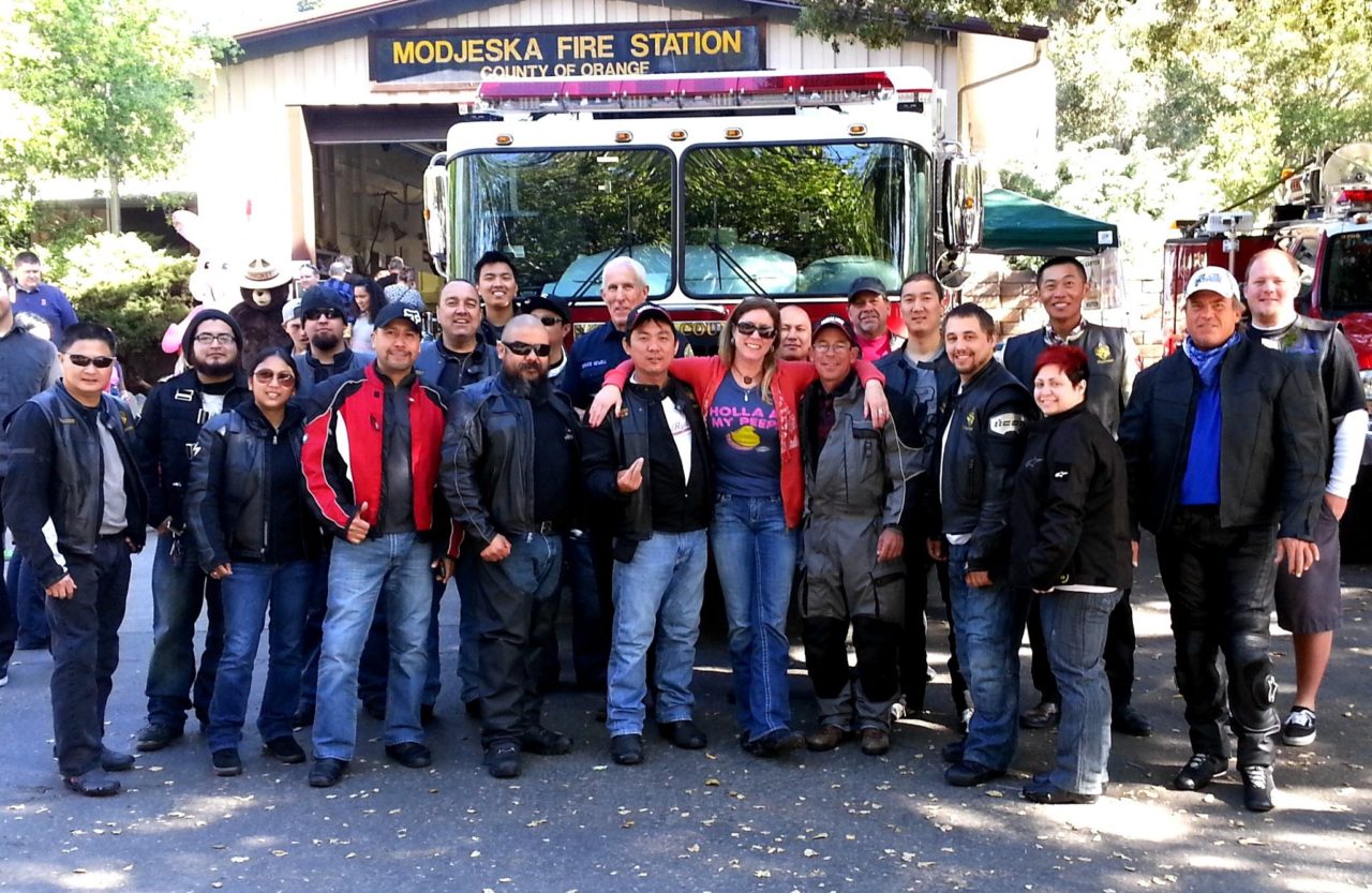 TwistedRyders và nhân viên Sở Cứu Hỏa Modjeska. (Hình: Facebook của Modjeska Canyon Fire Station 16)
