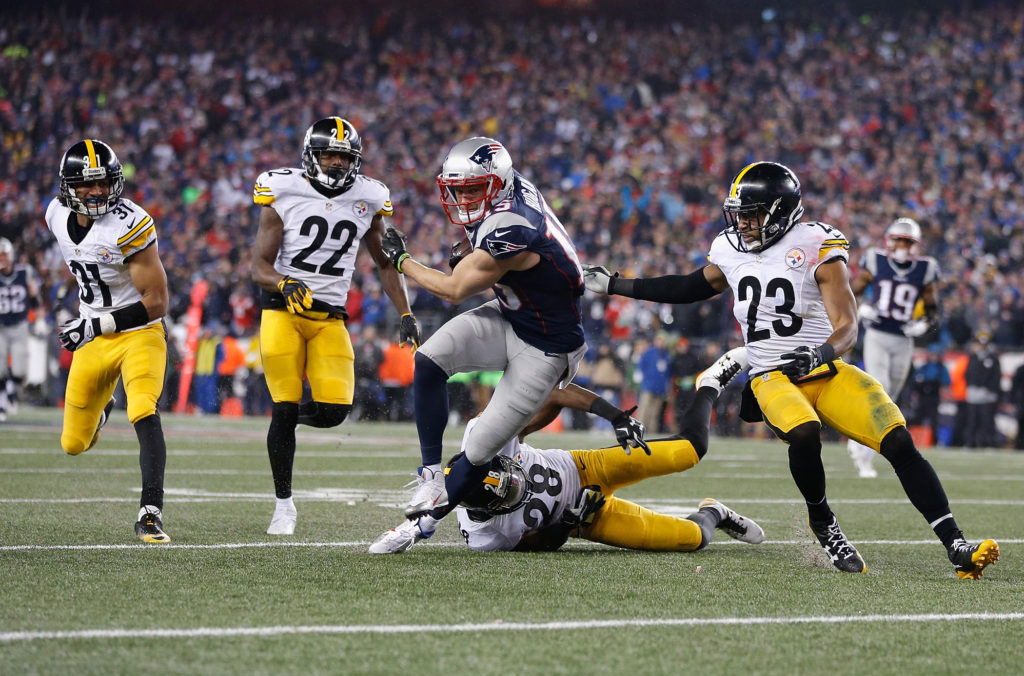Đấu thủ Chris Hogan số 15 của New England Patriots ôm banh chạy trong trận chung kết bảng AFC giữa New England Patriots với Pittsburgh Steelers diễn ra trên sân Gillette, Foxboro, Massachusetts ngày 22 Tháng Giêng, 2017. (Hình: Getty Images)